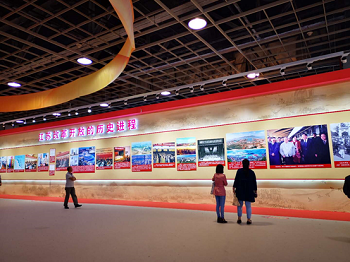 星空体育(中国)官方网站组织员工参观江苏省庆祝改革开放四十周年图片展