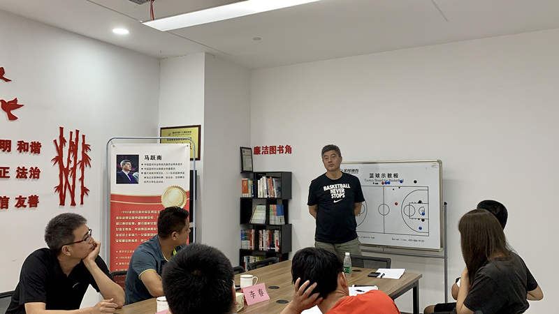 前中国女篮主教练马跃南亲临扬州南部体育公园指导篮球培训教练