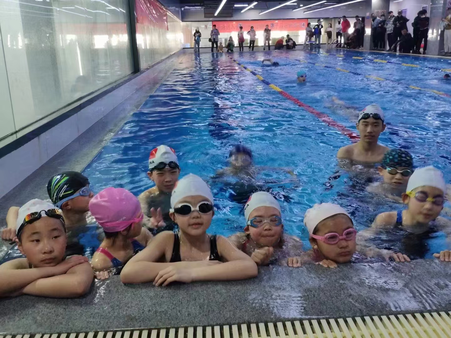 六合区全民健身中心游泳馆长训班在2023年南京江北新区游泳俱乐部比赛中获得佳绩